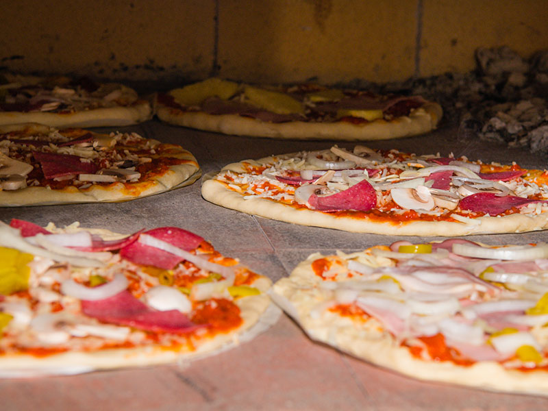 You are currently viewing Pizzavariationen direkt aus dem Holzbackofen